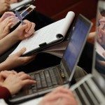 Un solo giornalista pubblica 52 articoli al giorno: negli Stati Uniti il caso Quartz scuote l’editoria e riapre il dibattito sull’AI